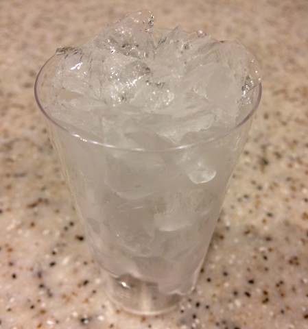 グラスに氷を入れる