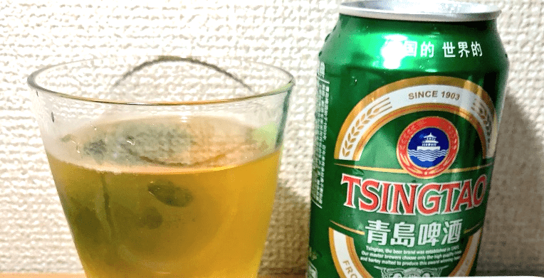 グラスにつぐ青島ビール