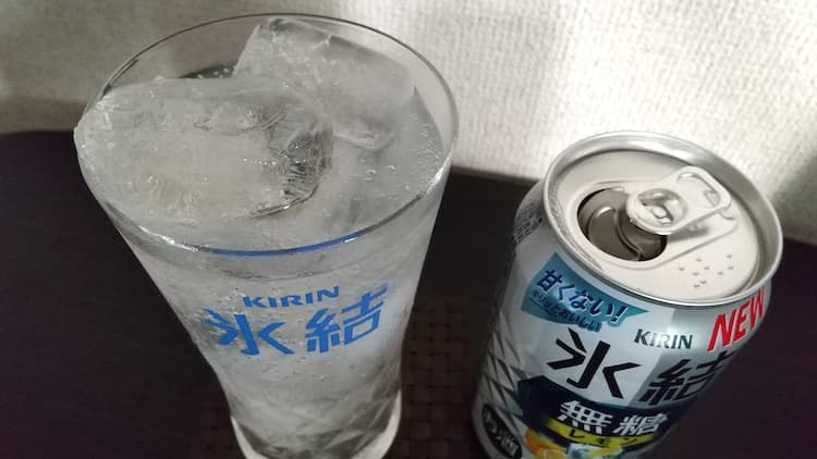 キリン氷結無糖レモン7%をグラスに注いだところ