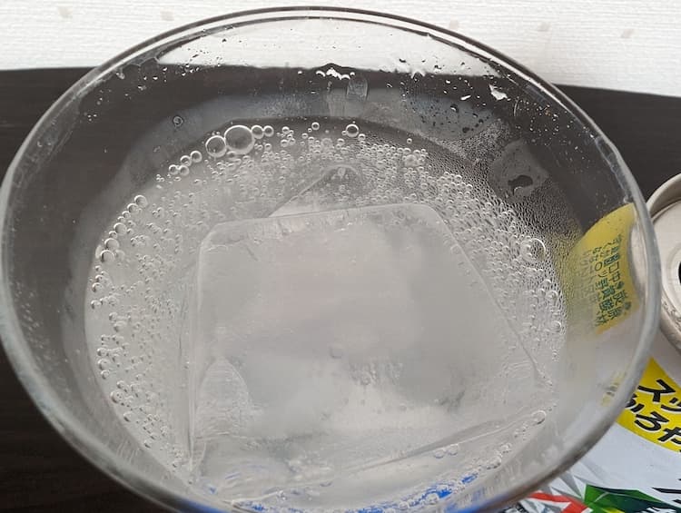 アルコール4%のキリン氷結無糖グレープフルーツをグラスに注いで上から見たところ