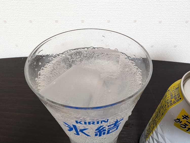 アルコール4%のキリン氷結無糖レモンをグラスに注いで上からみたところ