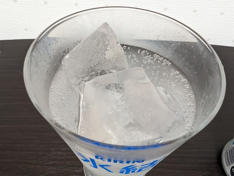 アルコール7%のキリン氷結無糖レモンをグラスに注いで上からみたところ