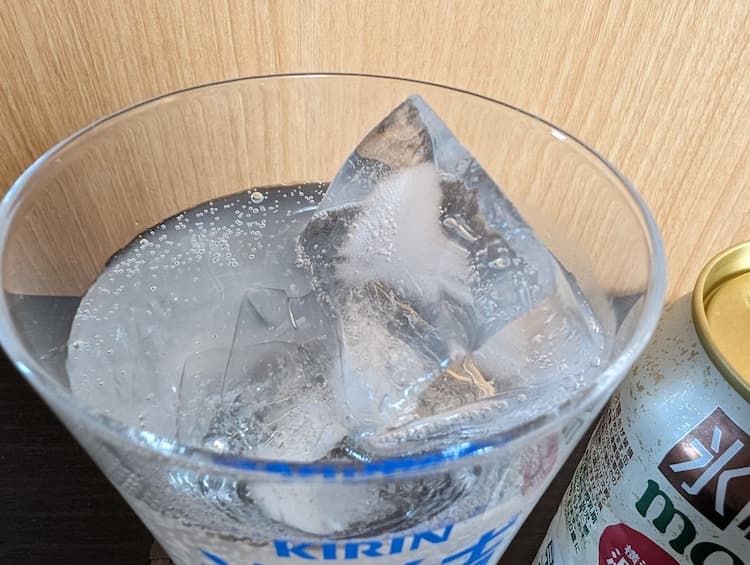 キリン氷結mottainai浜なしを氷の入ったグラスに注いだところ