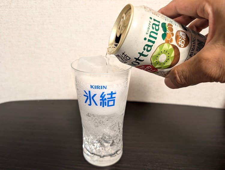 氷結mottainaiキウイのたまごを氷を入れたグラスに注いでいるところ