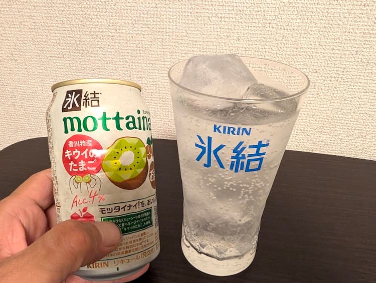 氷結mottainaiキウイのたまごを飲んでいるところ