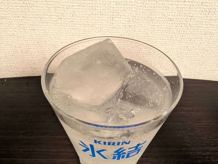 グラスに注いだ氷結mottainaiキウイのたまごを上からみたところ