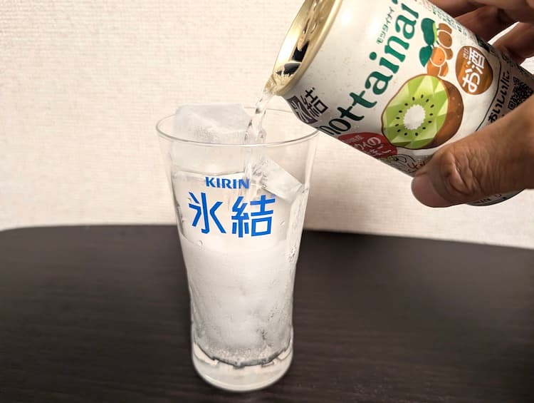 氷を敷き詰めたグラスに氷結mottainaiキウイのたまごを注いでいるところ