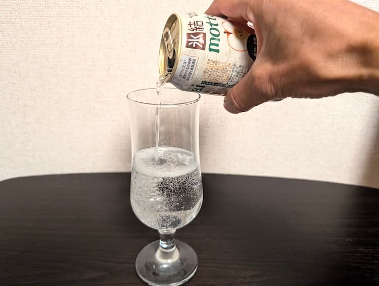 mottainaiふじりんごをグラスに注いでいるところ