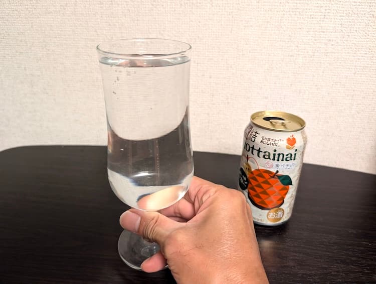 mottainaiふじりんごをグラスに注いで飲んだところ