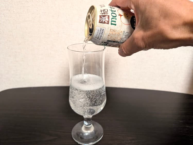 mottainaiふじりんごをグラスに半分注いだところ