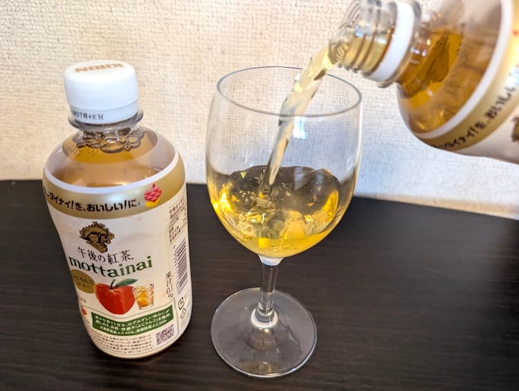午後の紅茶mottainaiふじりんごをグラスに注いで香りを楽しんでいるところ