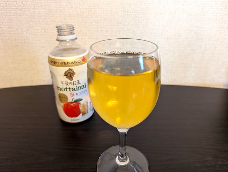 午後の紅茶mottainaiふじりんごをグラスに注いで飲んでみたところ