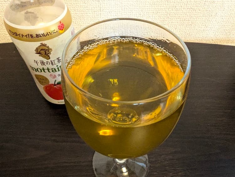 午後の紅茶mottainaiふじりんごをグラスに注いで飲むところ