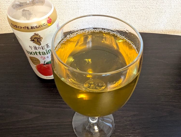 冷やした午後の紅茶mottainaiふじりんごをグラスに注いだところ