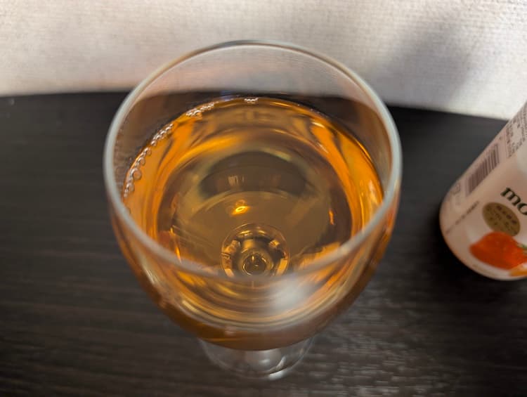 午後の紅茶mottainaiなごりいちごをグラスに注いだところ