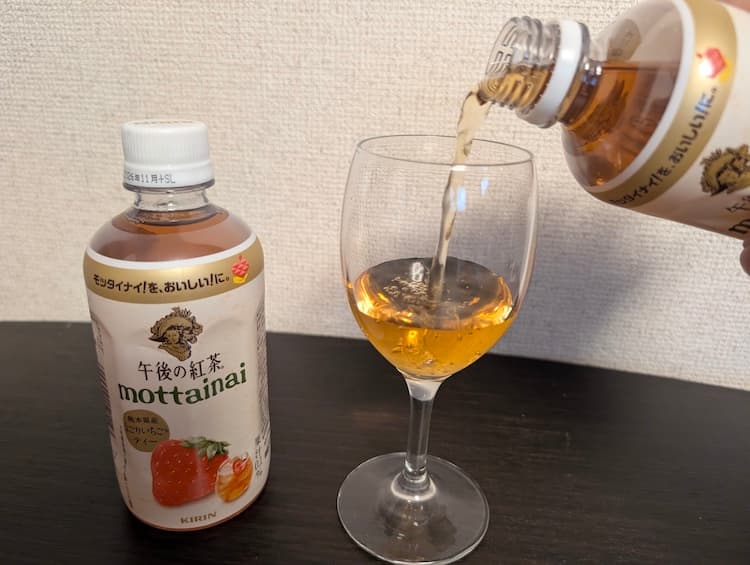 午後の紅茶mottainaiなごりいちごをグラスに注いで香りを楽しんでいるところ