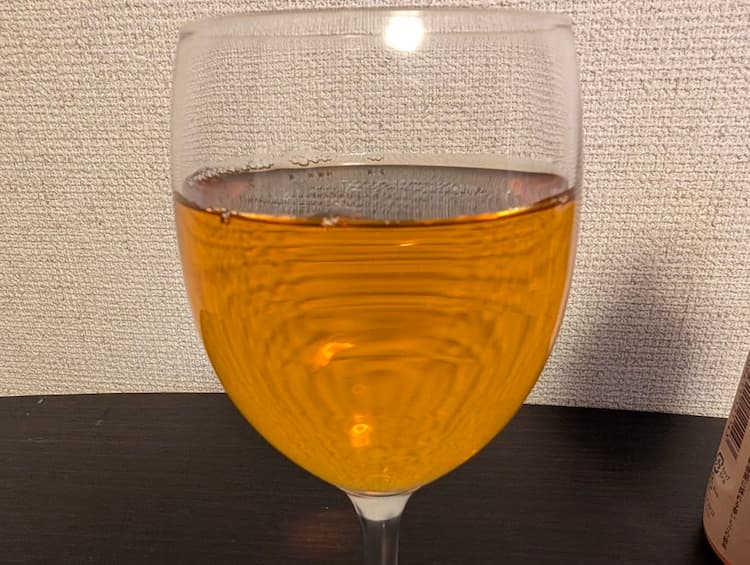 午後の紅茶mottainaiなごりいちごをワイングラスに注いだところ