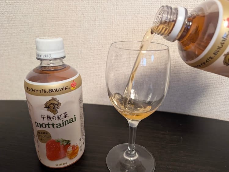 冷やした午後の紅茶mottainaiなごりいちごをグラスに注いでいるところ