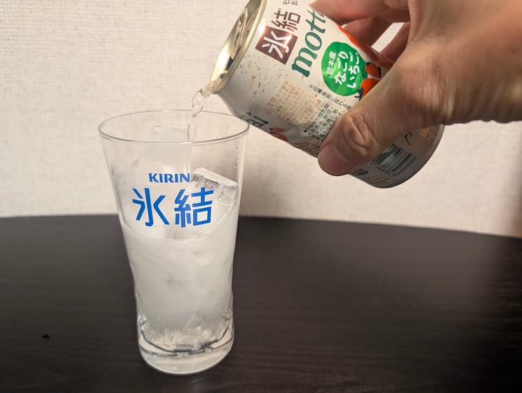 キリン氷結「mottainai なごりいちご」をグラスに注いでいるところ