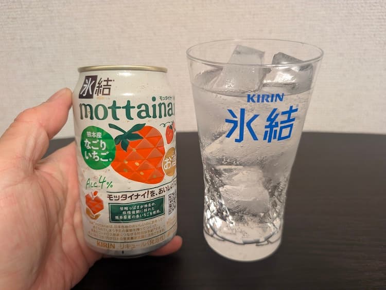 キリン氷結「mottainai なごりいちご」をグラスに注いだところ