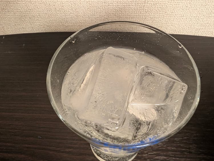 キリン氷結「mottainai なごりいちご」を注いだグラスを上からみたところ