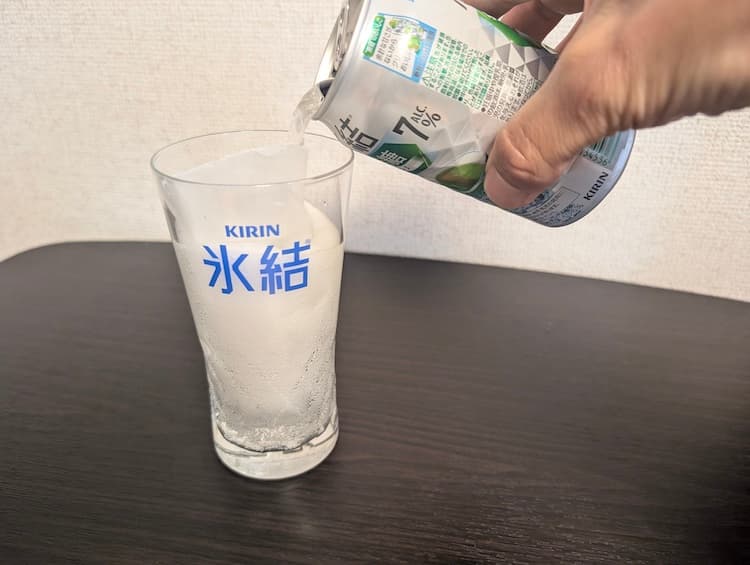 キリン氷結無糖ウメをグラスに注いでいるところ