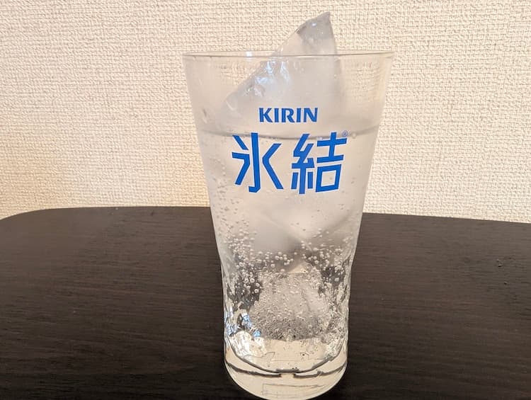 キリン氷結無糖ウメを氷の入ったグラスに注いだところ