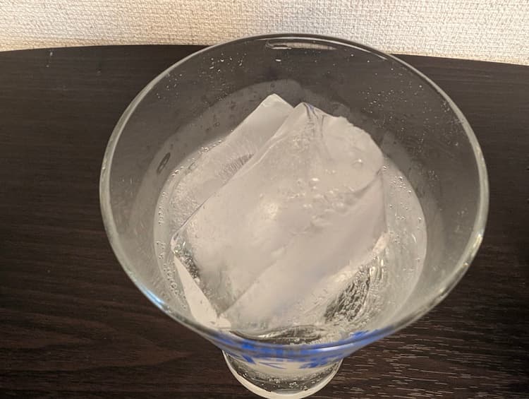 キリン氷結無糖ウメをグラスに注いで上から見たところ