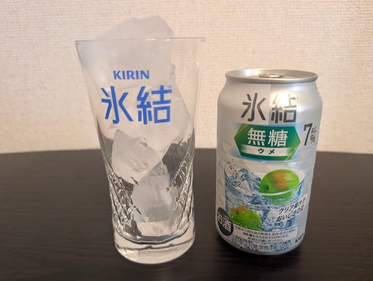 キリン氷結無糖ウメの缶と氷を入れたグラス