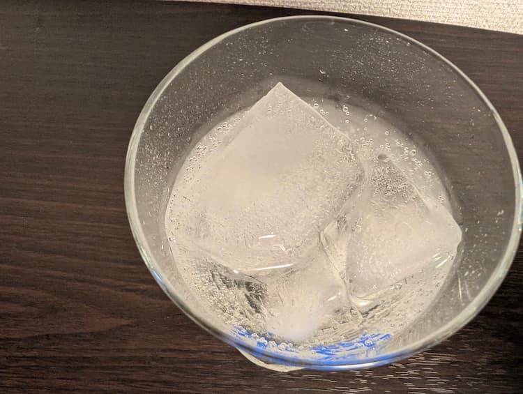 キリン氷結無糖シークヮーサーをグラスに注いで上からみたところ