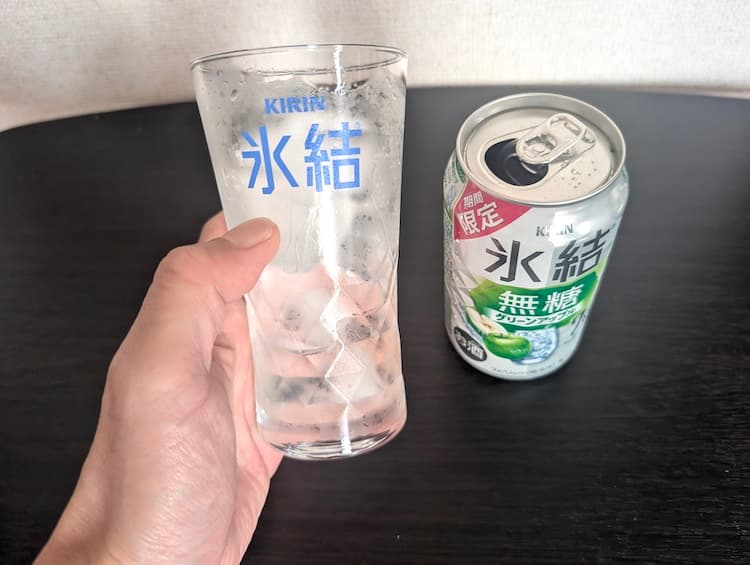 キリン氷結無糖グリーンアップルをグラスに注いで飲んでいるところ