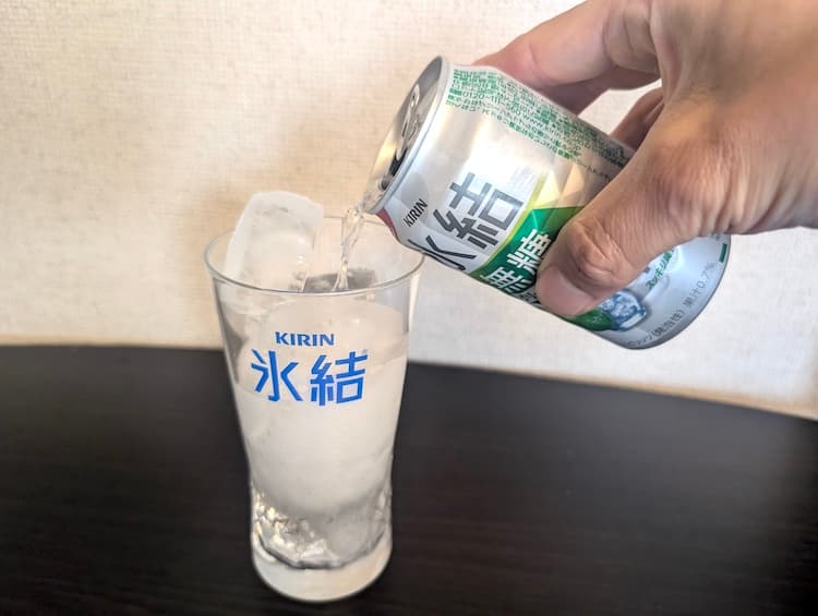 キリン氷結無糖グリーンアップルをグラスに注いでいるところ