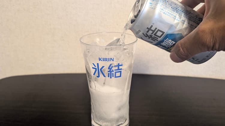 キリン氷結無糖湘南ゴールドをグラスに注いでいるところ