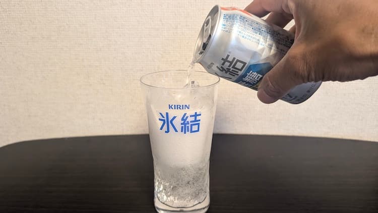 キリン氷結無糖 湘南ゴールドをグラスに注ぐところ