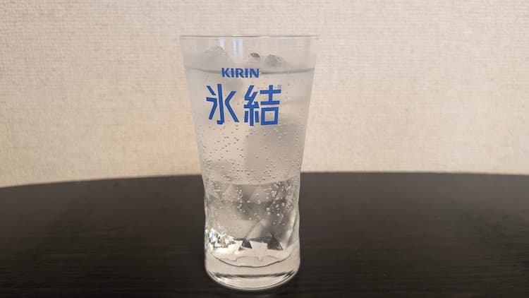 グラスに注いだキリン無糖湘南ゴールド