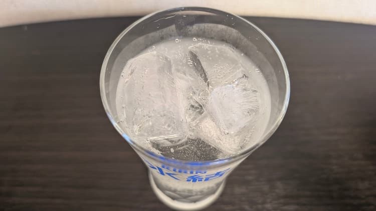 キリン氷結無糖 湘南ゴールドを氷の入れたグラスに注いで上からみたところ