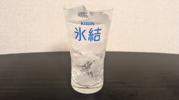 キリン氷結無糖 サマーライムをグラスに注いだところ