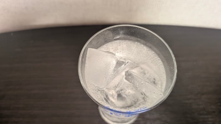キリン氷結無糖 サマーライムを氷の入れたグラスに注いで上からみたところ
