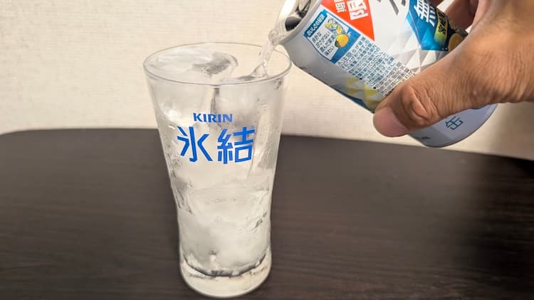 キリン氷結無糖 宮崎産日向夏をグラスに注いでいるところ