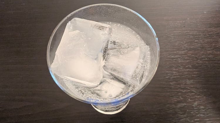 キリン氷結無糖 宮崎産日向夏をグラスに注いだところ