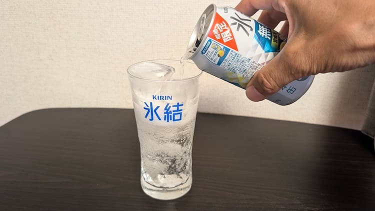 キリン氷結無糖 宮崎産日向夏を氷の入ったグラスに注いだところ