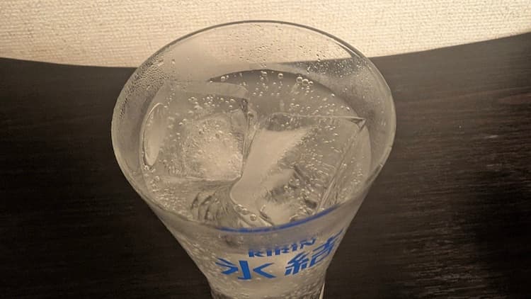 キリン氷結無糖ざくろをグラスに注いだところ
