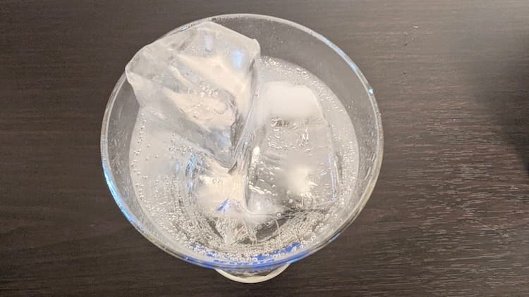 キリン氷結無糖ざくろの缶と氷を入れたグラス