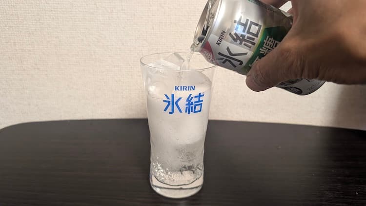 キリン氷結無糖キウイをグラスに注いでいるところ