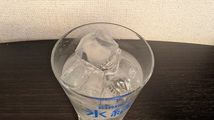 キリン氷結無糖キウイをグラスに注いだところ