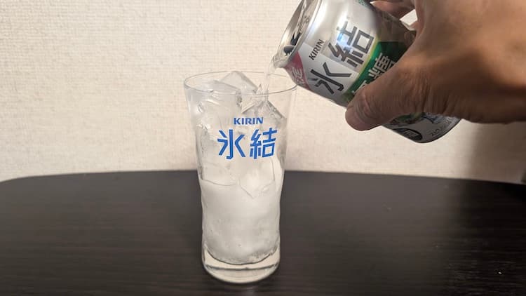 キリン氷結無糖キウイの缶と氷を入れたグラス